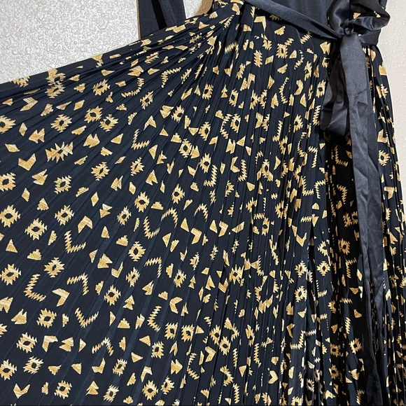 NWT LuLaRoe DeAnne Black And Gold Aztec Print Pleated Long Dress XS - Picture 2 of 8